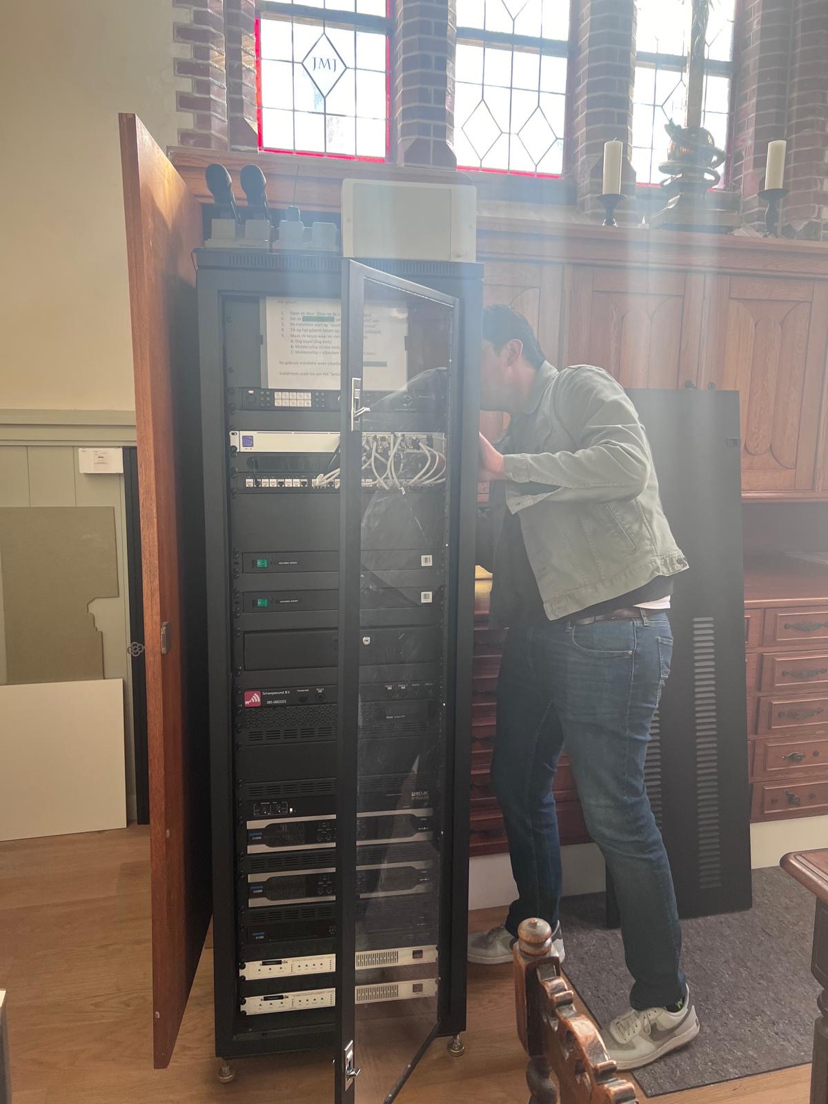 Daniël Balogh installeert een server- en NAS-systeem op locatie
