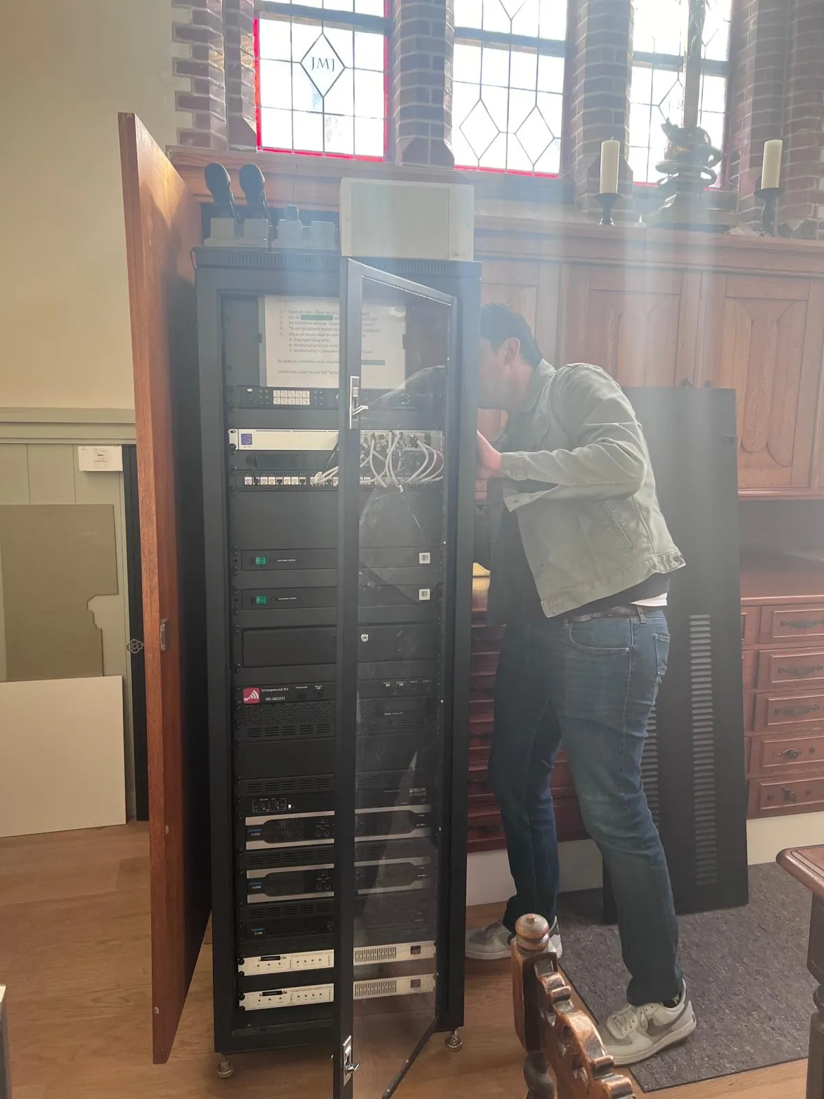 Daniël Balogh installeert een server- en NAS-systeem op locatie